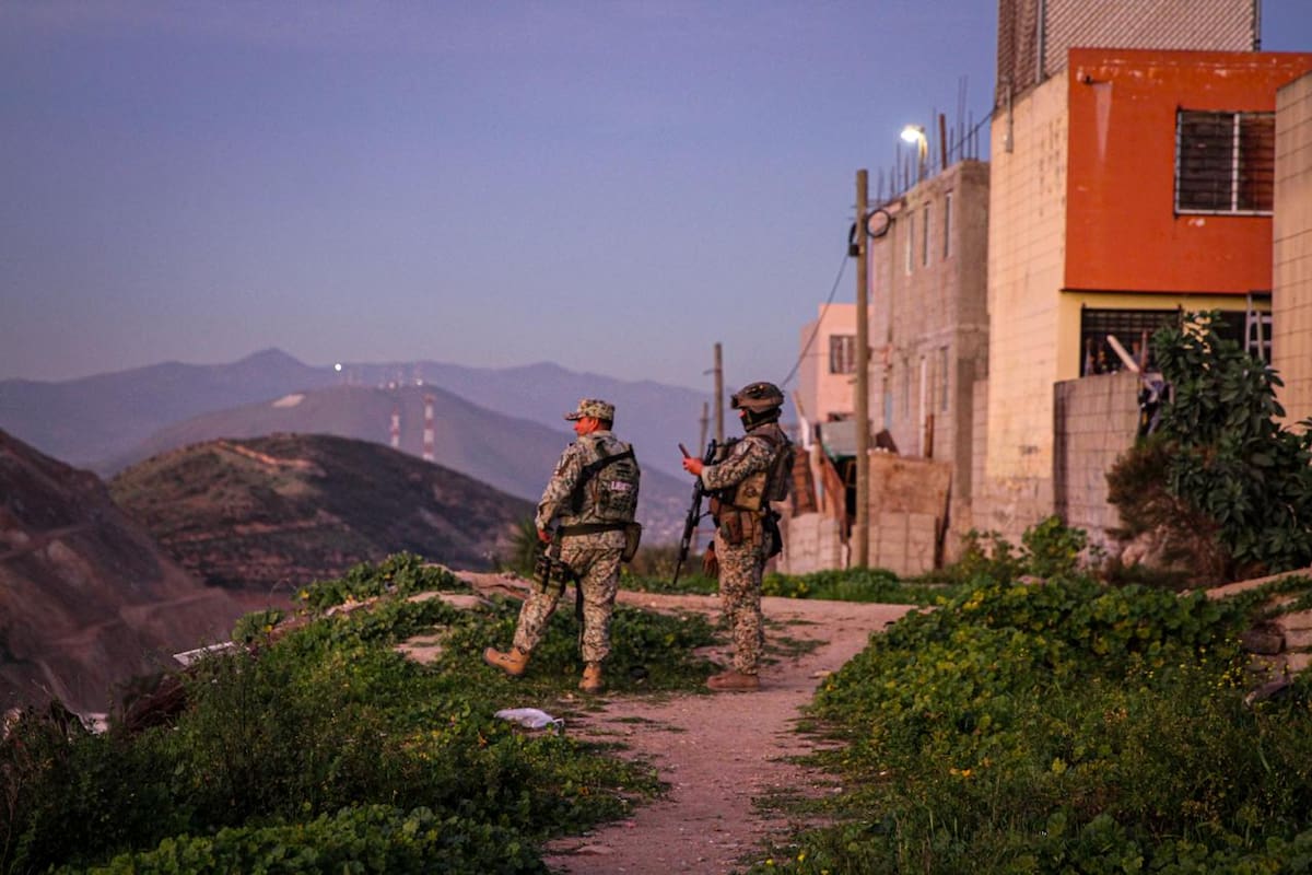 Un cuerpo en estado de descomposición fue localizado enterrado de manera clandestina en una zona de cerro del fraccionamiento Hacienda Las Delicias III. Foto: Border Zoom