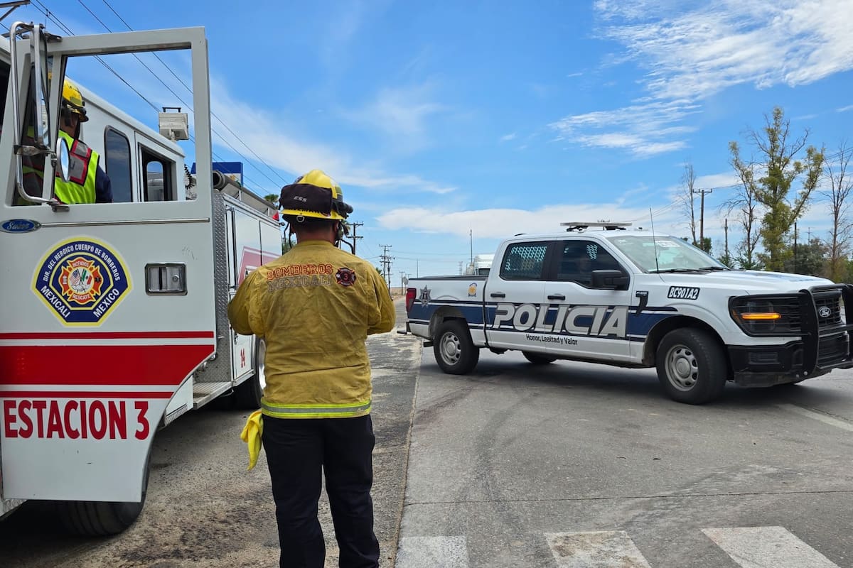 Aparatoso choque entre dos vehículos en la carretera San Luis deja daños materiales