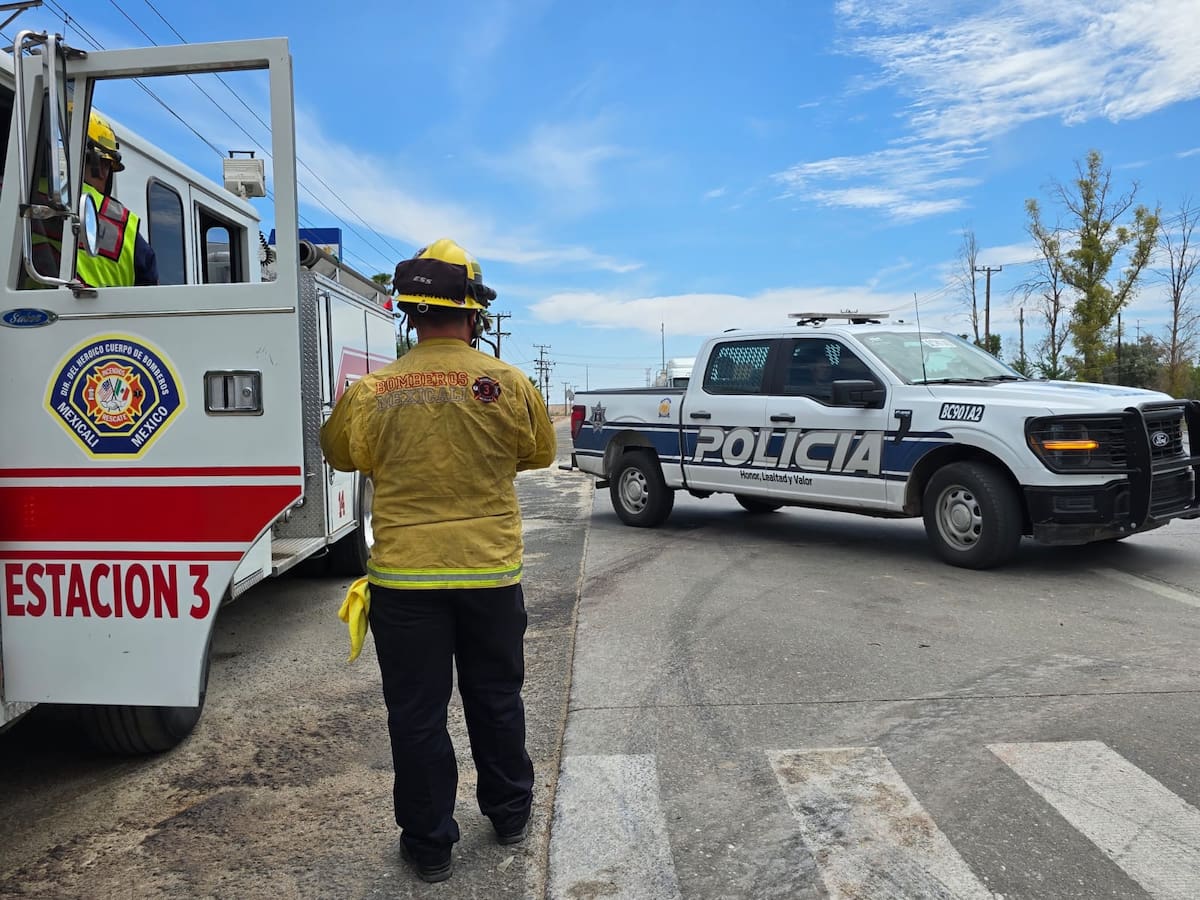 El accidente ocurrió en el cruce con Islas Agrarias, en el ejido Cuernavaca; una de las unidades quedó atravesada sobre la carretera.│Foto: Javier Gallegos