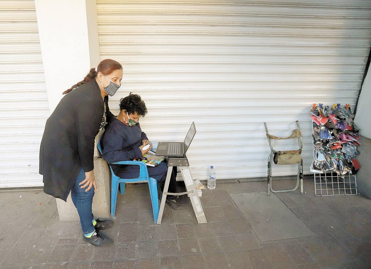 Jocelyn está al pendiente de las clases que toma su hijo y lo apoya cuando necesita ayuda.