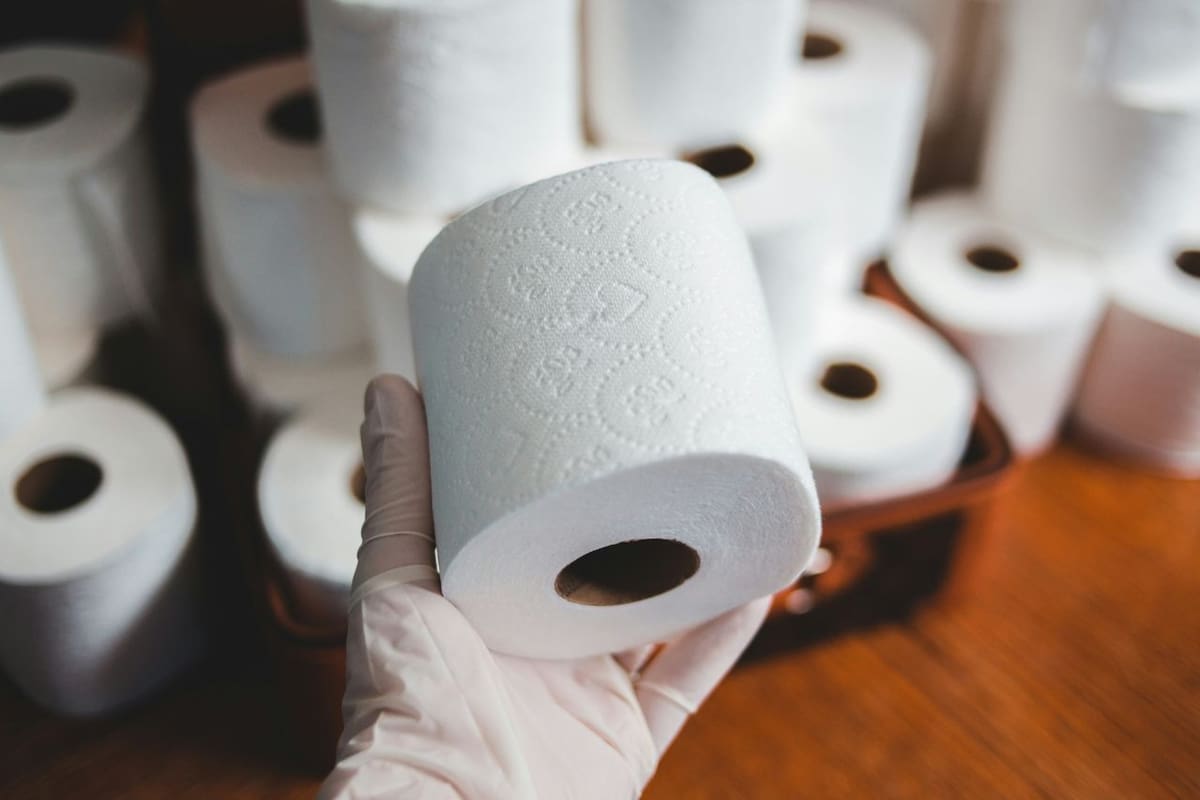 PROFECO responde sobre cuál es la manera correcta de deshacerse del papel de baño.