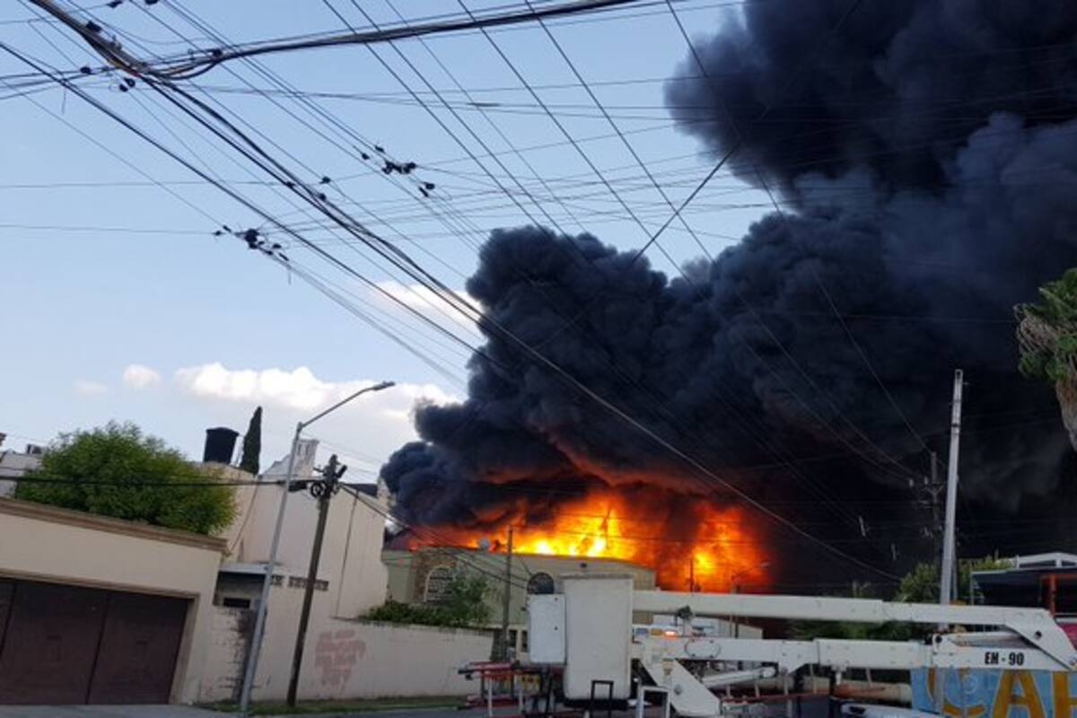 VIDEO: Niña se salva de morir durante incendio de bodega de Kemcare