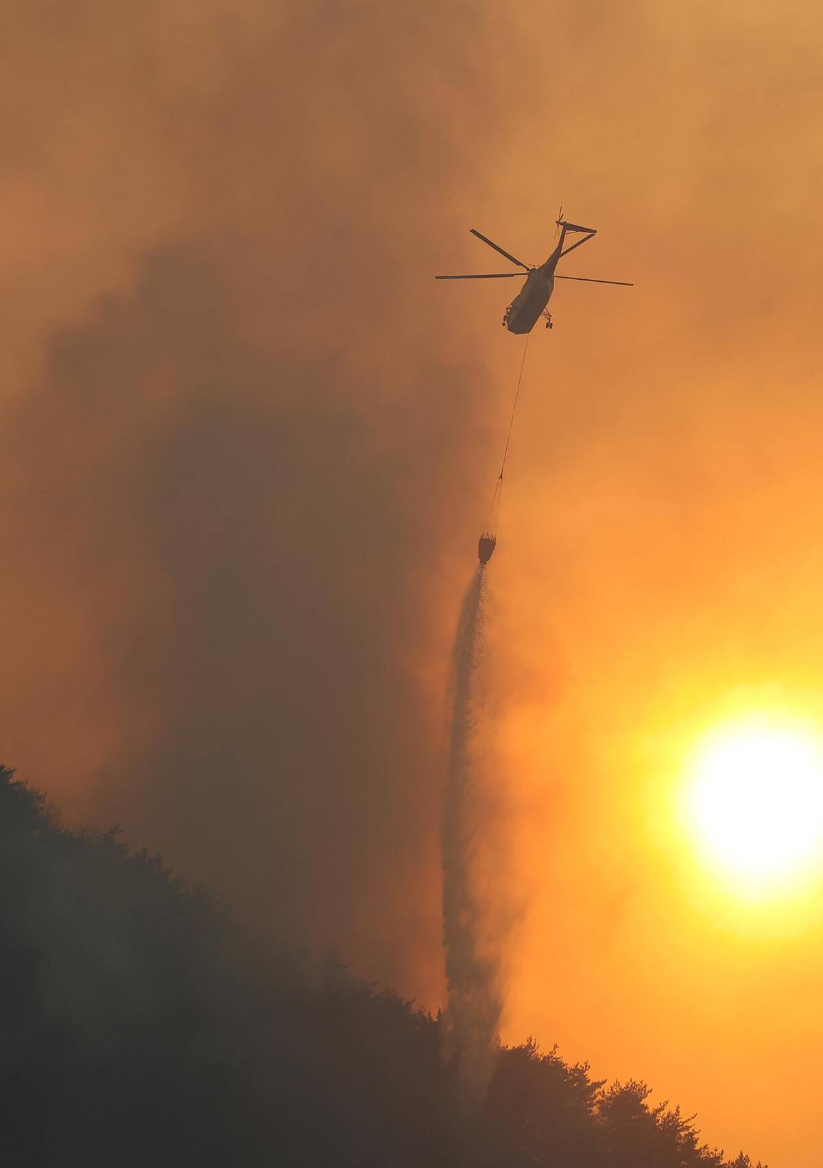 Uiseong (Korea, Republic Of), 23/03/2025.- A wildfire spreads on a mountain in Uiseong, North Gyeongsang Province, southeastern South Korea, 23 March 2025, one day after it broke out. (incendio forestal, Corea del Sur) EFE/EPA/YONHAP SOUTH KOREA OUT