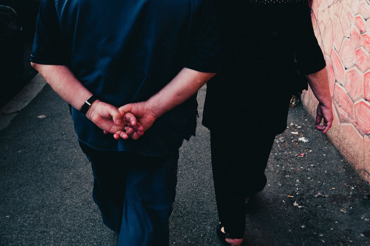 Caminar con las manos en la espalda | Pexels