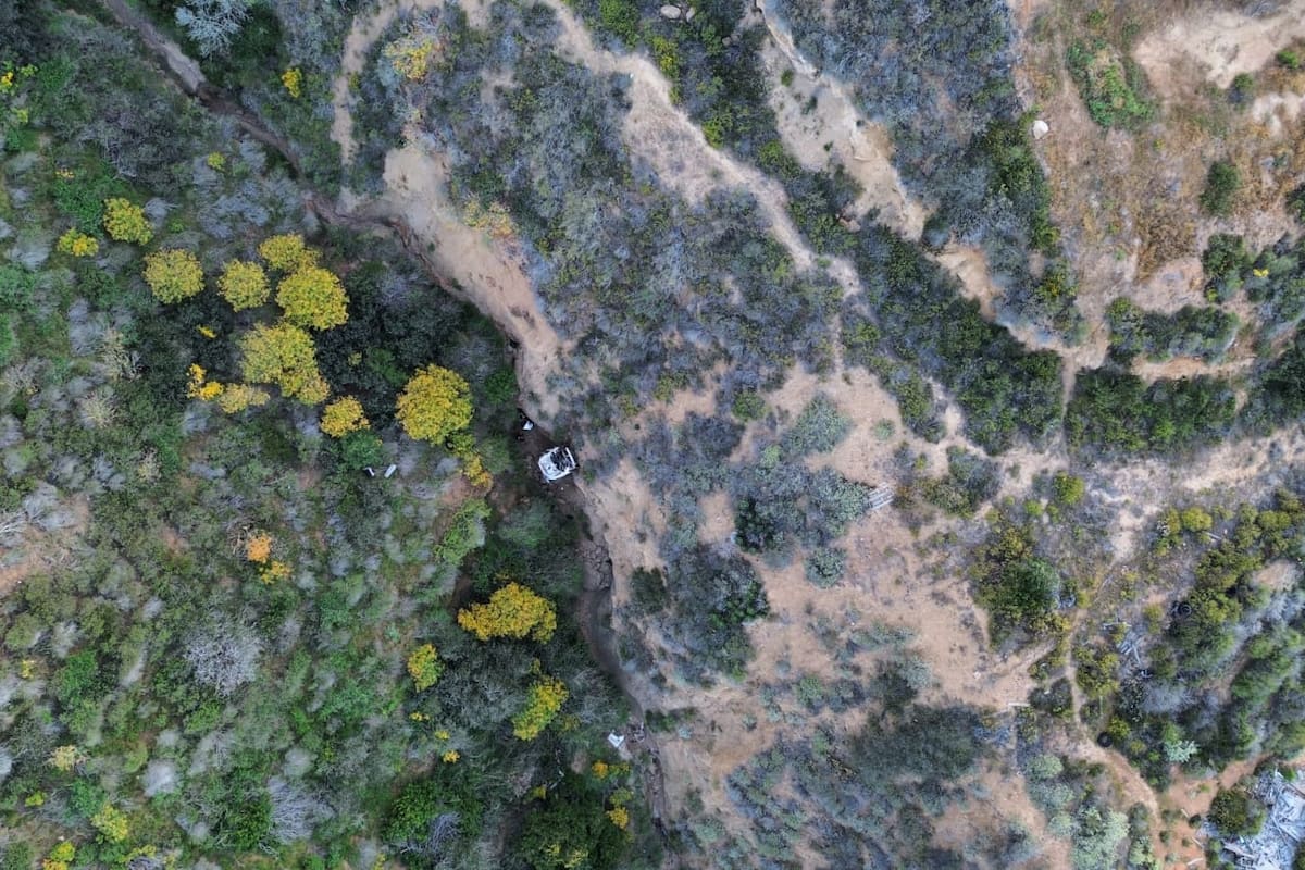 Volcadura en la carretera a La Bufadora: Vehículo cae a barranco de 70 metros