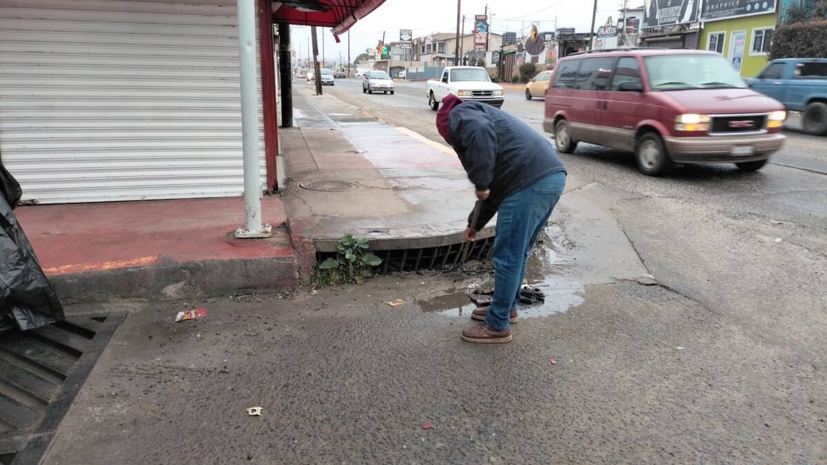 Las cuadrillas están realizando limpieza constante en las alcantarillas de las calles: Diamante, México, Sexta y Cuarta, entre otras.