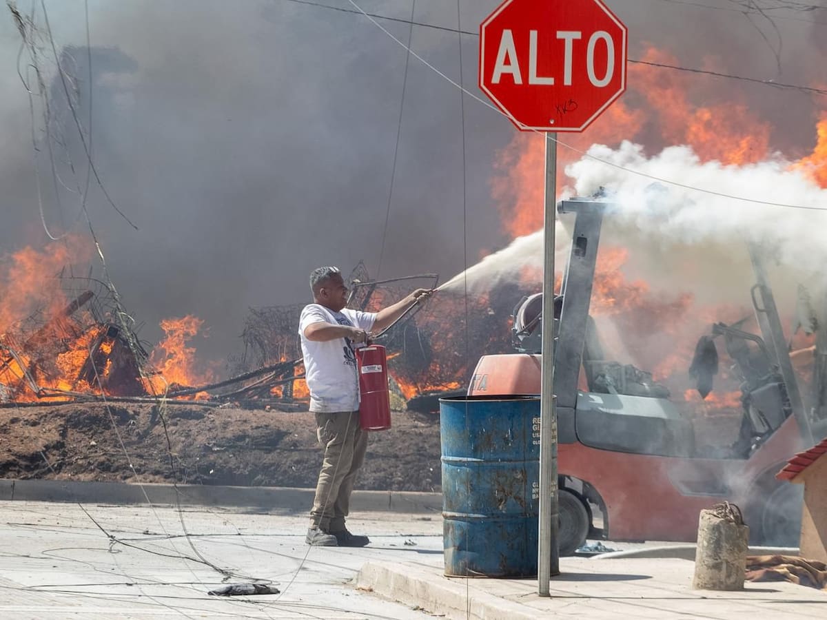 Bomberos rescataron a un hombre que quedó atrapado entre las llamas durante un incendio en el Ejido Francisco Villa; el siniestro dejó únicamente daños materiales. Foto: Border Zoom.