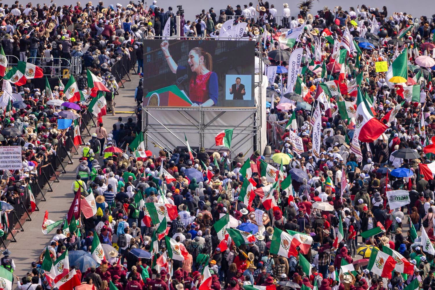 Estas líneas fueron recibidas con gritos y banderas del contingente juvenil que permaneció al frente del templete. Foto: Presidencia