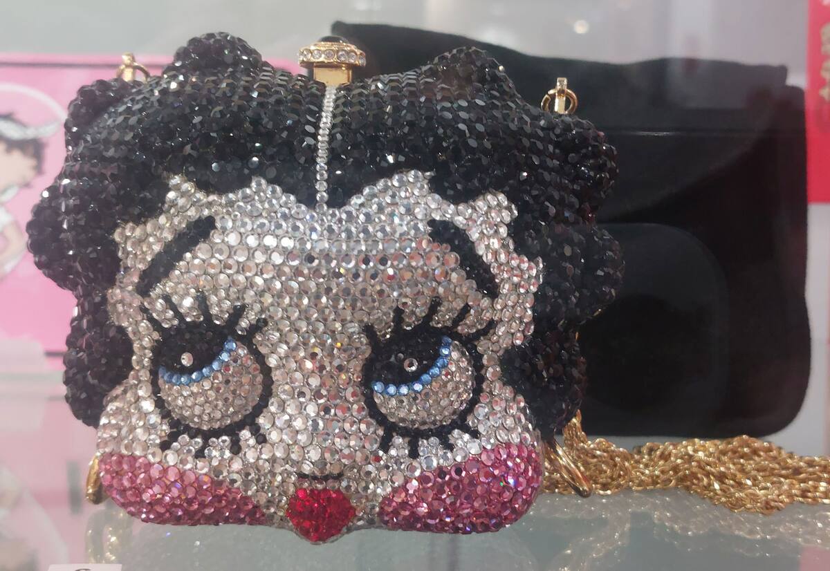 Vestuarios con la marca pantone y Zac Posen.