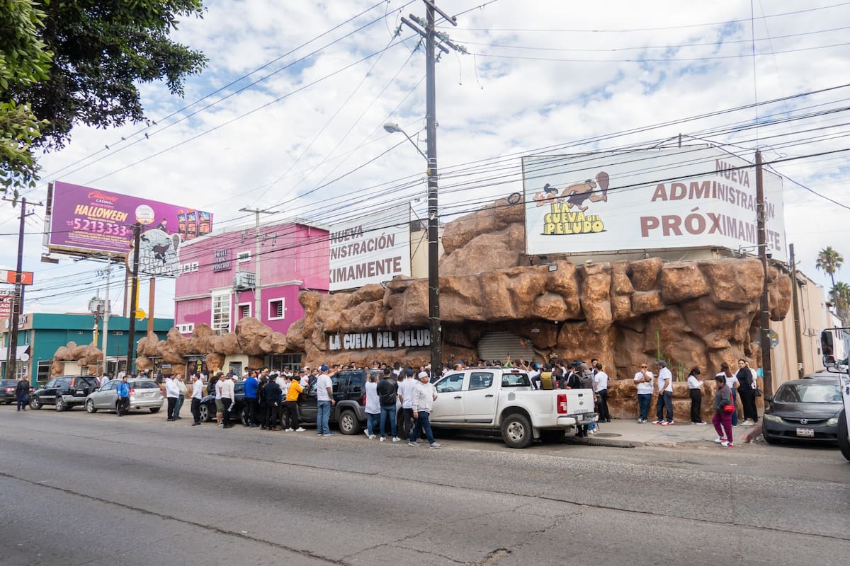 Más de 200 empleados afectados exigen respuestas por el cierre del bar clausurado desde mayo, tras múltiples ataques armados. Foto: Border Zoom