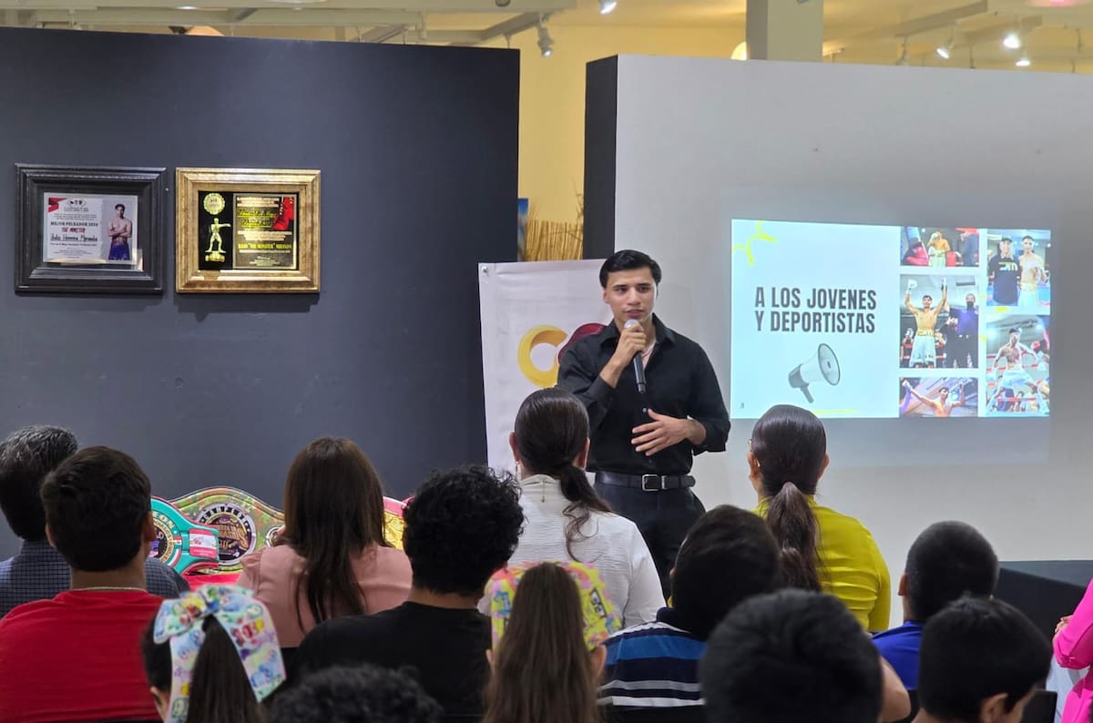 Con frases como “Enfócate en la solución, no en el problema” y “Tal vez uno no esté donde quisiera estar, pero si volteas atrás, verás lo lejos que has llegado”, el boxeador dejó en claro que el éxito no se mide solo en títulos, sino en la capacidad de perseverar l Foto: Gina Rodriguez