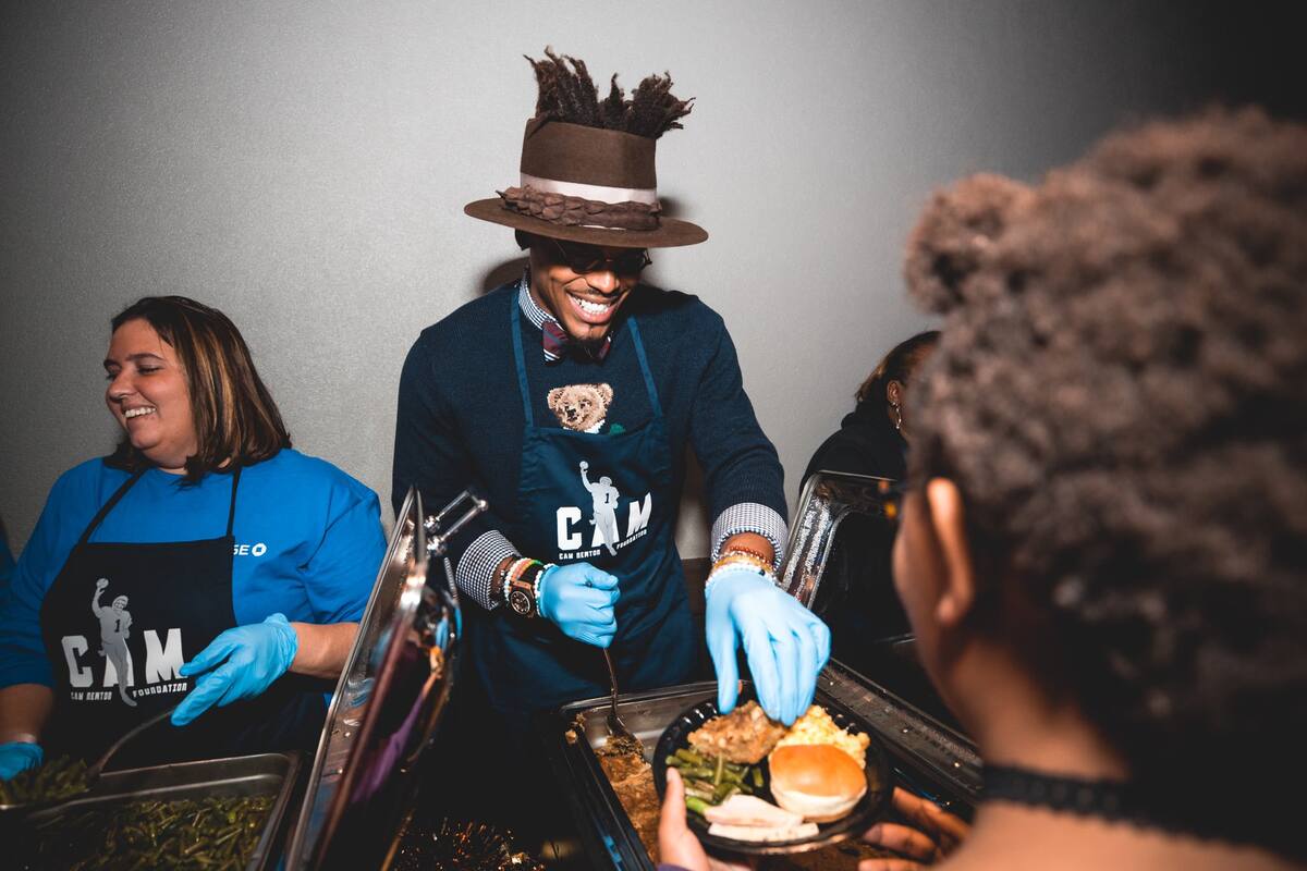 Cam Newton regaló más de mil cenas para el día de Acción de Gracias