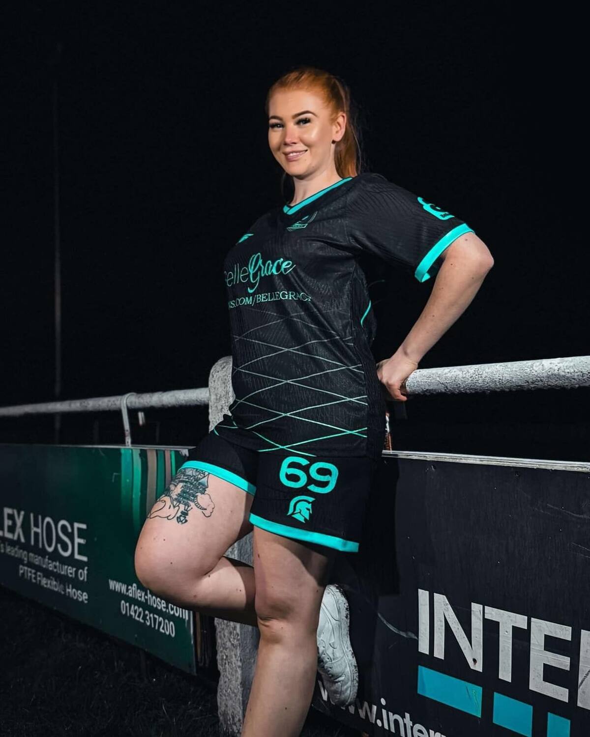 Belle Grace modela la nueva indumentaria del Supporting Charities FC. (Foto: Instagram de Belle Grace)