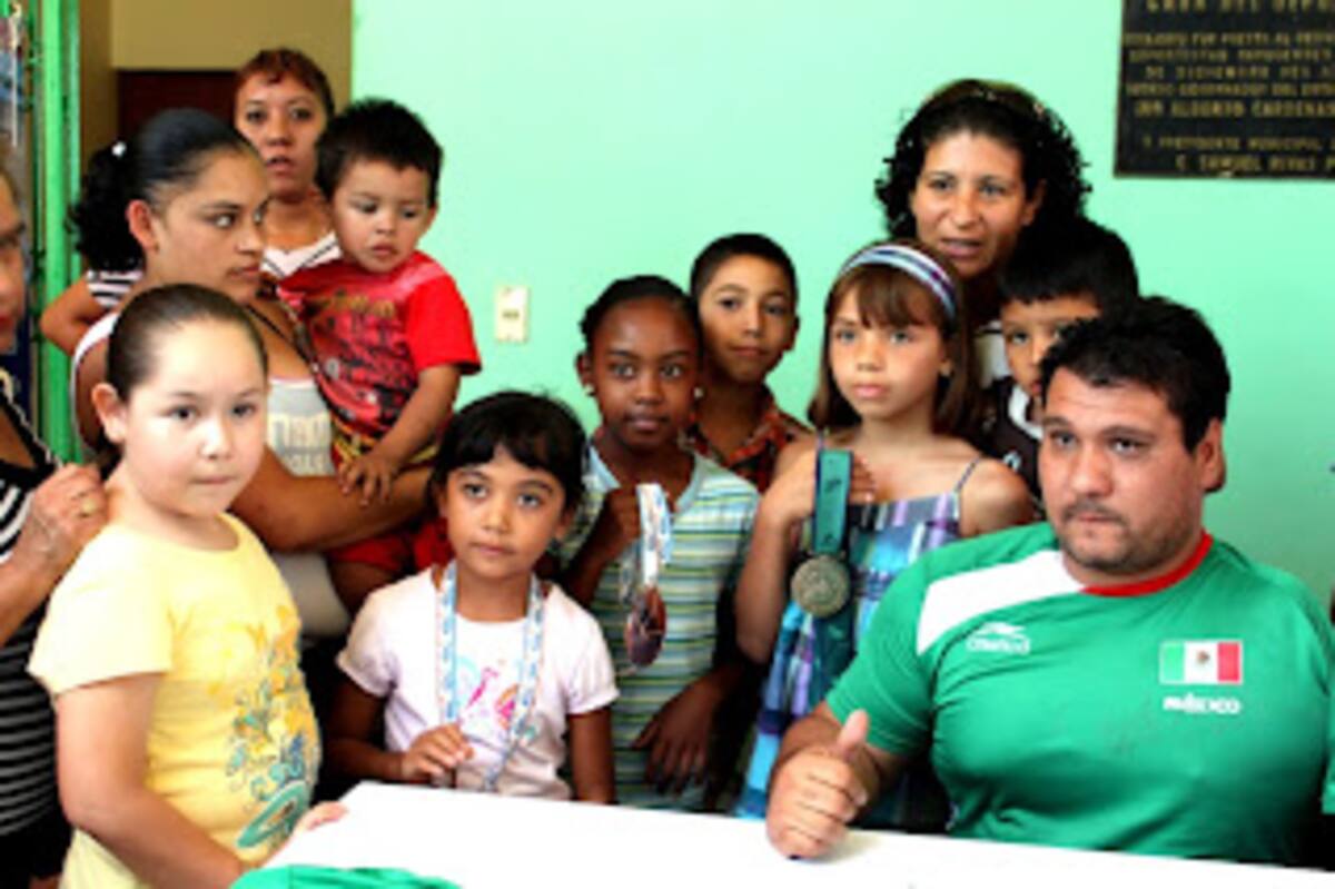 El multimedallista mexicano Arnulfo Castorena con su familia en Sayula, Jalisco.
