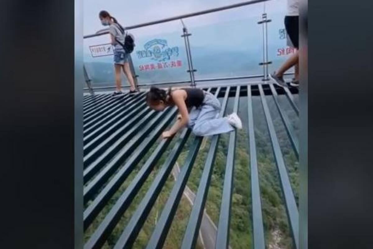 Una mujer se atora en un puente y se hace viral en TikTok