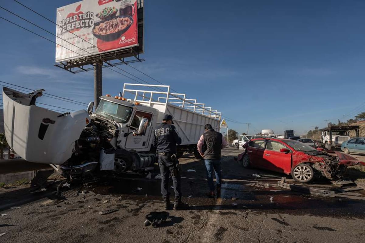 El percance involucró un camión de carga, un vehículo particular y una patrulla estatal; no se reportaron personas lesionadas. Foto: Border Zoom