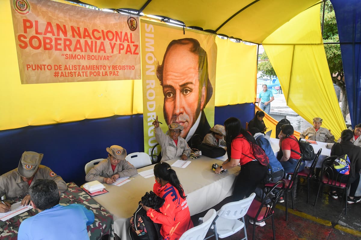 (250829) CARACAS, 29 agosto, 2025 (Xinhua) Personas se alistan en la Milicia Nacional Bolivariana durante la segunda jornada de alistamiento, en Caracas, Venezuela, el 29 de agosto de 2025. Es con la "unión nacional" que se podrá hacer frente a "la agresión militar" que plantea el imperialismo norteamericano sobre Venezuela, afirmó el viernes el ministro del Poder Popular para la Defensa venezolano, Vladimir Padrino López. (Xinhua/Marcos Salgado) (ms) (rtg) (ra) (vf)