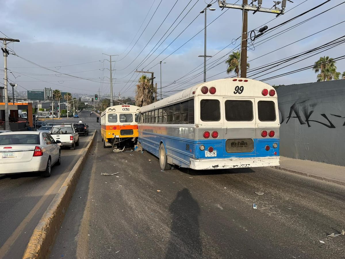No se reportaron personas lesionadas de gravedad. Únicamente el conductor del camión fue valorado por paramédicos. Foto. Border Zoom