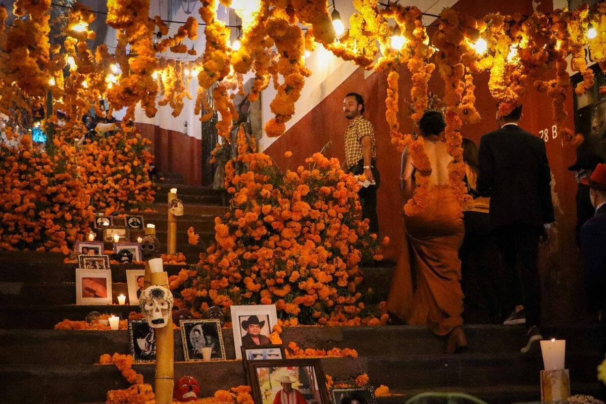 VIDEO: ¡Y se marchó! Lluvia destruye el altar de muertos más grande en Michoacán
