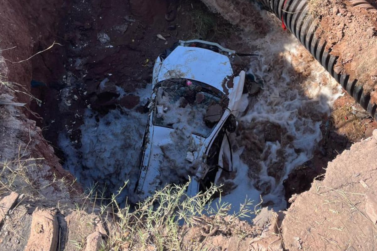 Se forma socavón y “traga” vehículo en la colonia Las Misiones