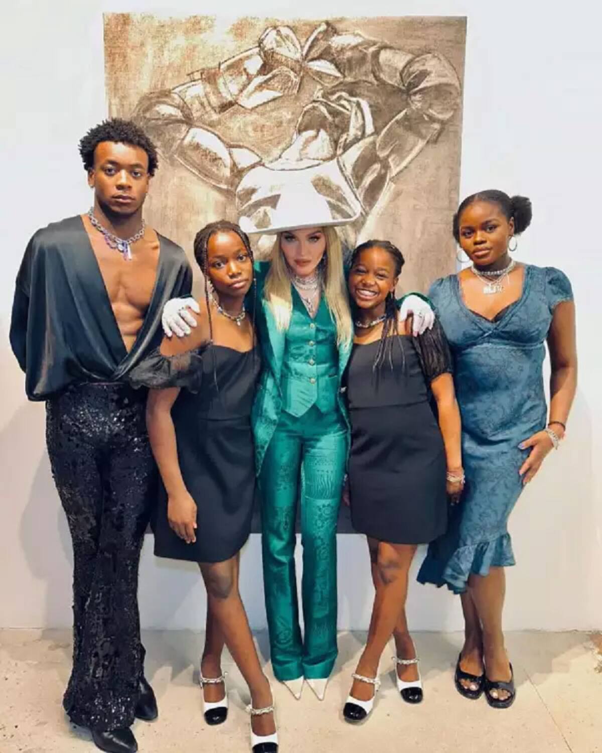 Madonna estuvo acompañada por sus hijos David, Mercy y las mellizas Estere y Stella.