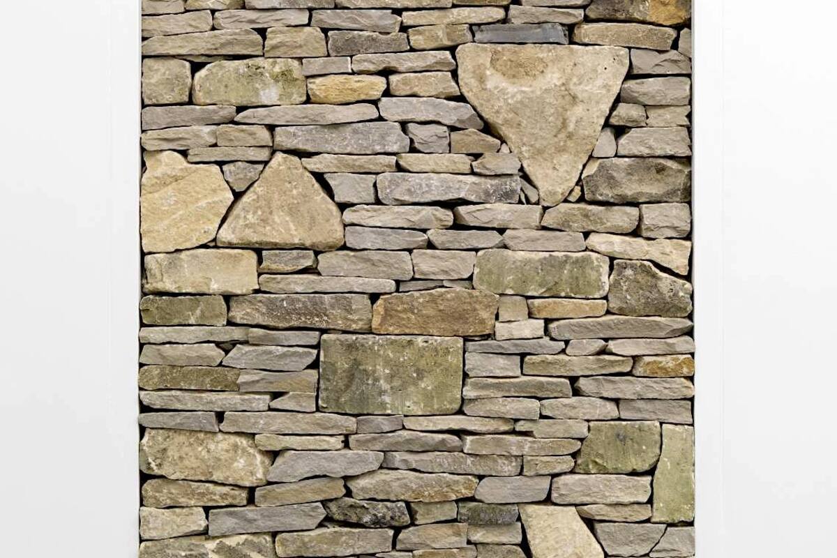 El muro que transforma el espacio: La obra sin título de Jannis Kounellis