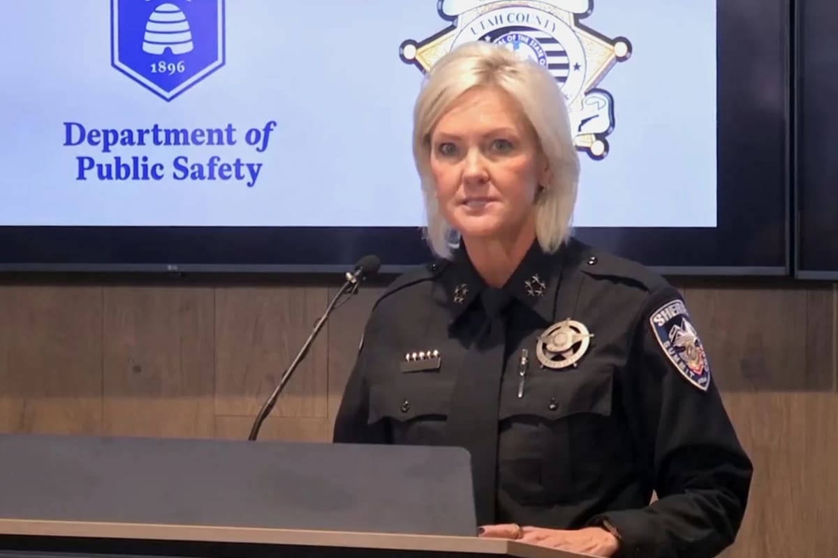 En esta imagen de video, la sheriff del condado de Summit, Kacey Bates, habla sobre un caso vinculado al asesino en serie Ted Bundy durante una conferencia de prensa el martes 27 de octubre de 2026 en Park City, Utah. | Crédito: KTVX-TV vía AP