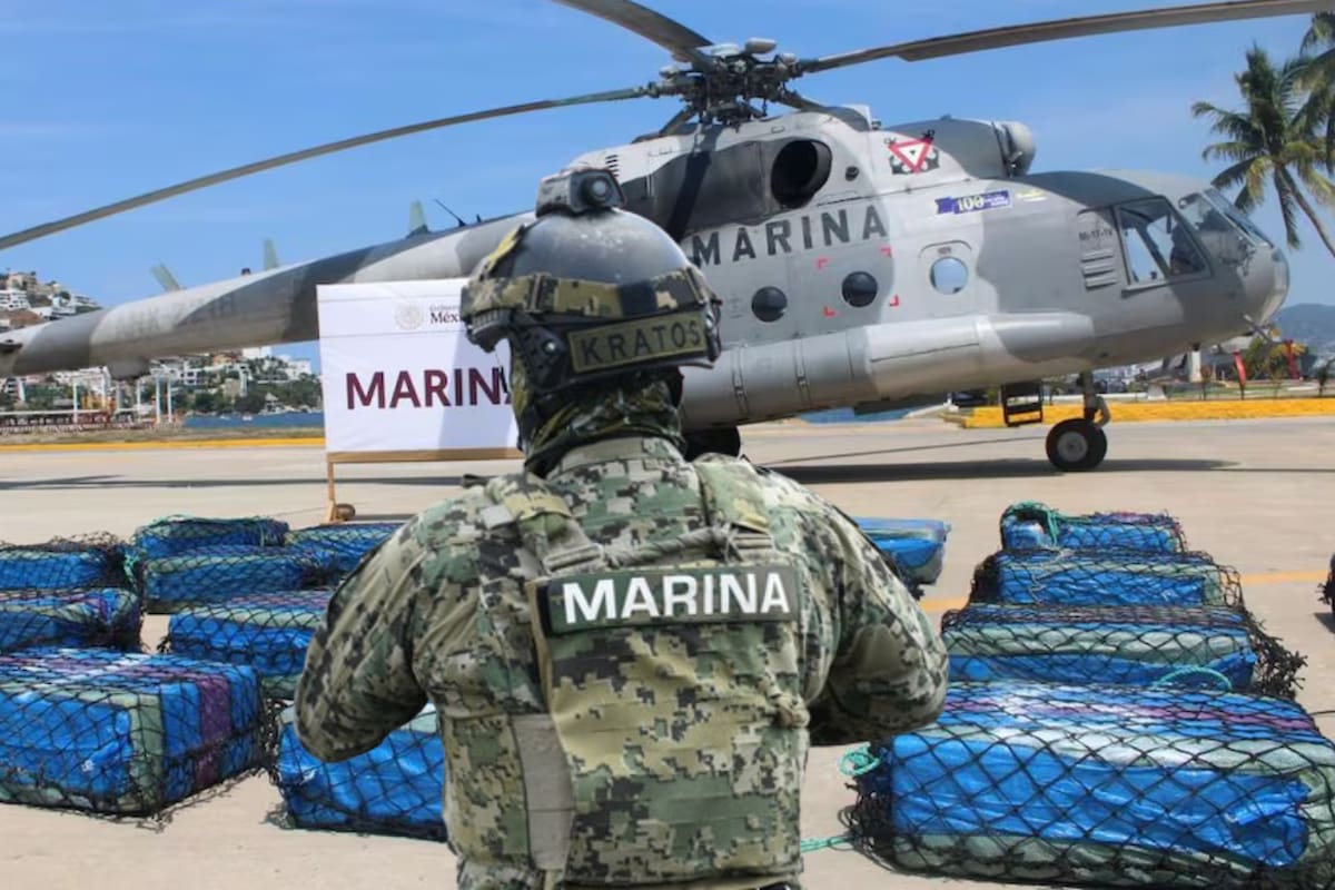 Marina decomisó embarcación con 26 bultos de presunta cocaína frente a costas de Guerrero; hay dos extranjeros detenidos