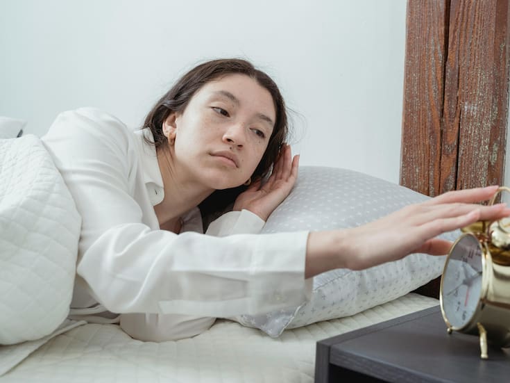 Si te despiertas a las 3:33 a.m. de forma constante, especialistas lo vinculan con alteraciones hormonales y estrés nocturno