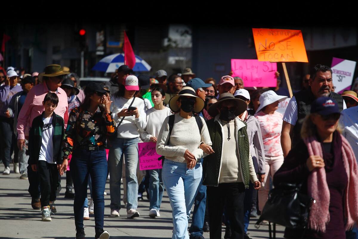 Unidades de la Dirección de Seguridad Pública Municipal estuvieron detrás del contingente para evitar cualquier tipo de incidente.