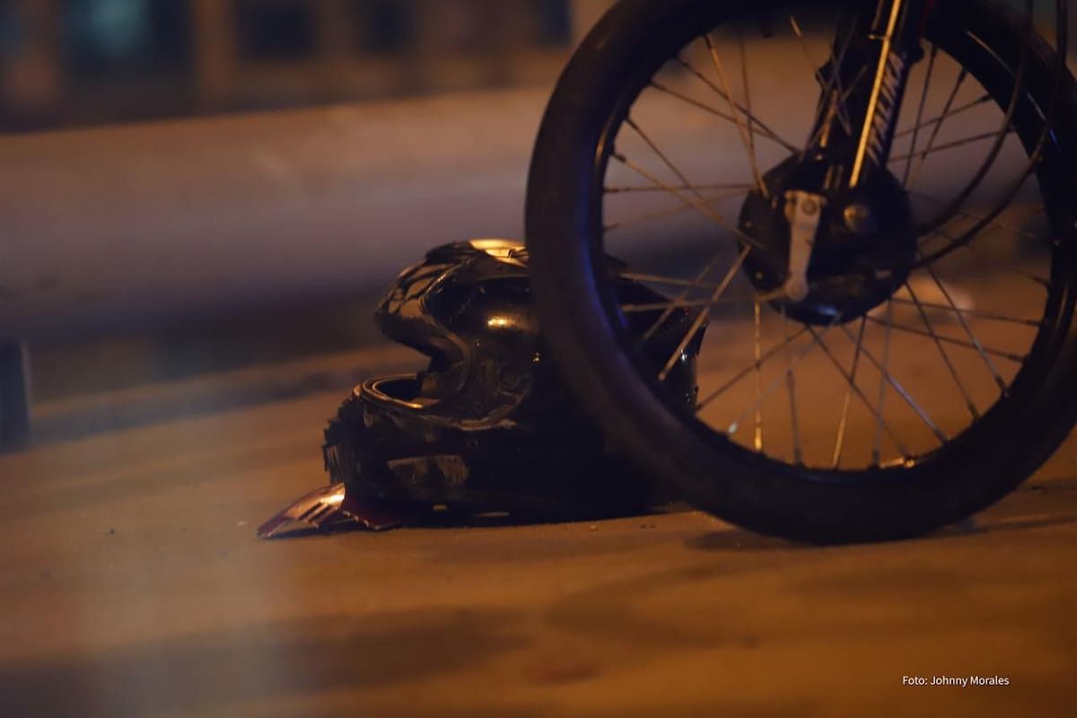 Dos jóvenes lesionados tras choque entre motocicleta y automóvil