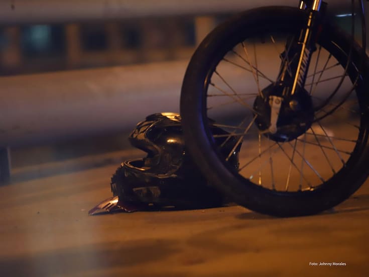 Dos jóvenes lesionados tras choque entre motocicleta y automóvil