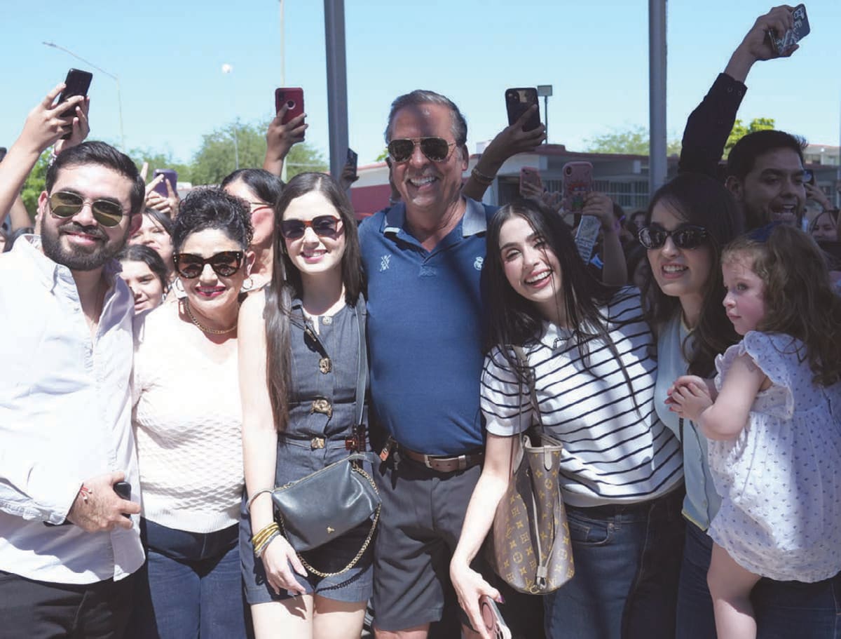 La familia Villalobos Beltrán, sorprendió al profesor Uvaldo Villalobos, al visitarlo en la Secundaria General 6, en su último día como docente. FOTO: JUAN HERNÁNDEZ