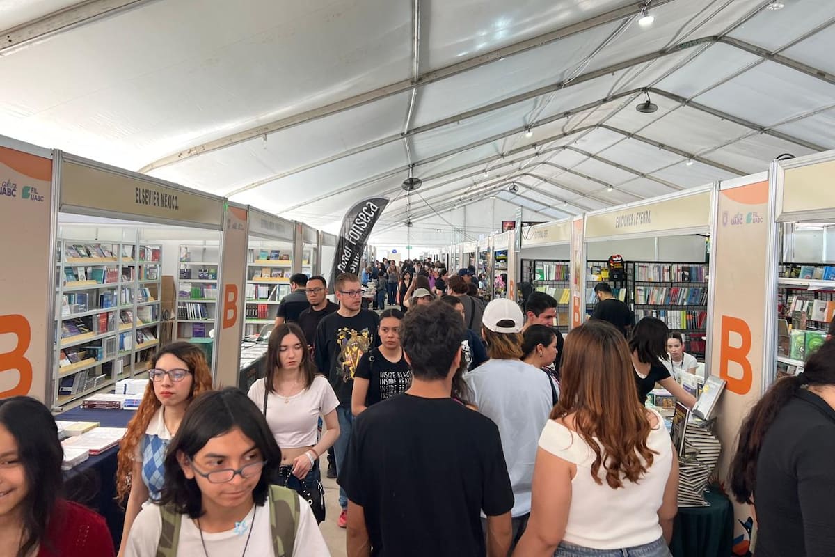 Disfrutan mexicalenses la FIL en domingo