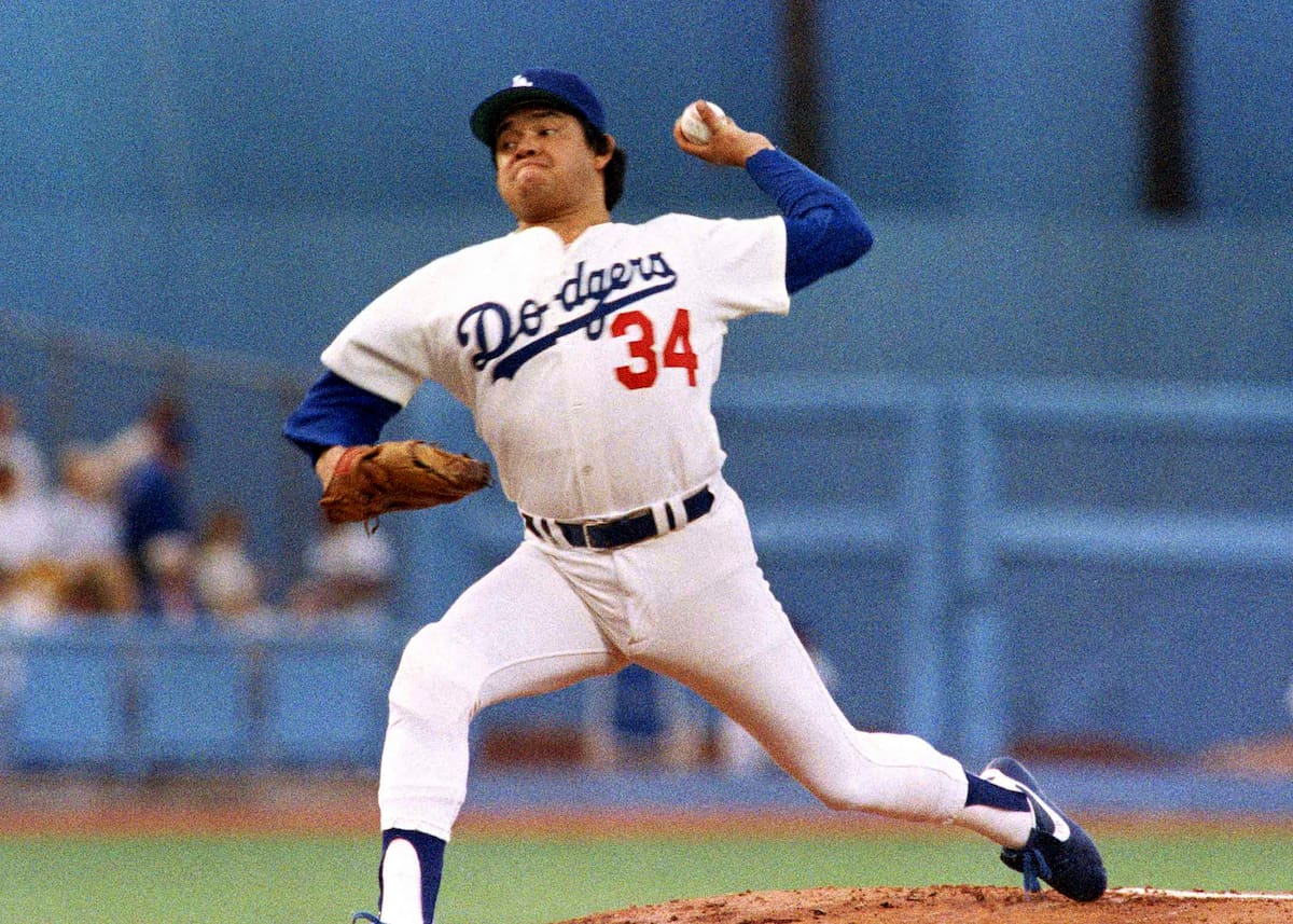 El mexicano Fernando Valenzuela, de los Dodgers de Los Ángeles, hace un lanzamiento ante los Cardenales de San Luis el 9 de octubre de 1985 (AP Photo/Lennox McLendon, archivo)