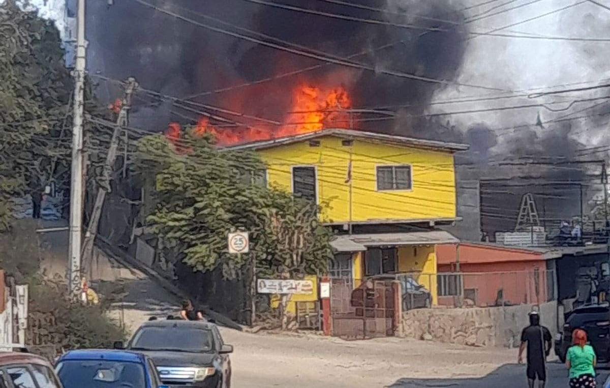 Un bombero también resultó lesionado al sufrir una caída.