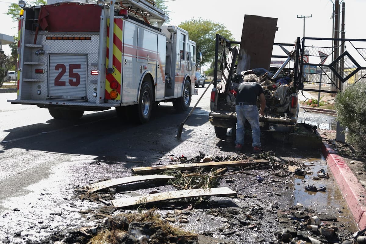 Conato de incendio en pickup moviliza a bomberos en bulevar Lázaro Cárdenas