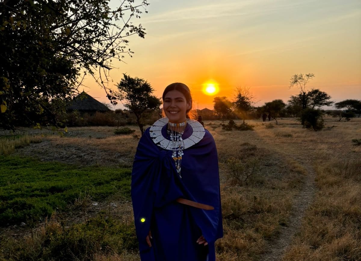 Diana Ballesteros, con apoyo de su madre, quien tiene el negocio de raspados “Tras las rejas”, ofrece tarjetas de regalo que pueden adquirirse para
consumir en el lugar y lo obtenido será destinado a apoyar a esta escuela.
FOTO: CORTESÍA