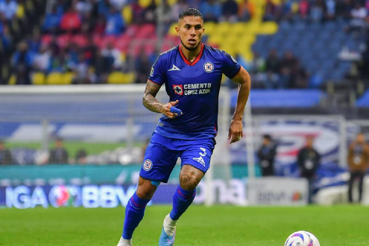 Carlos Salcedo solicita salir de Cruz Azul tras la trágica muerte de su hermana
