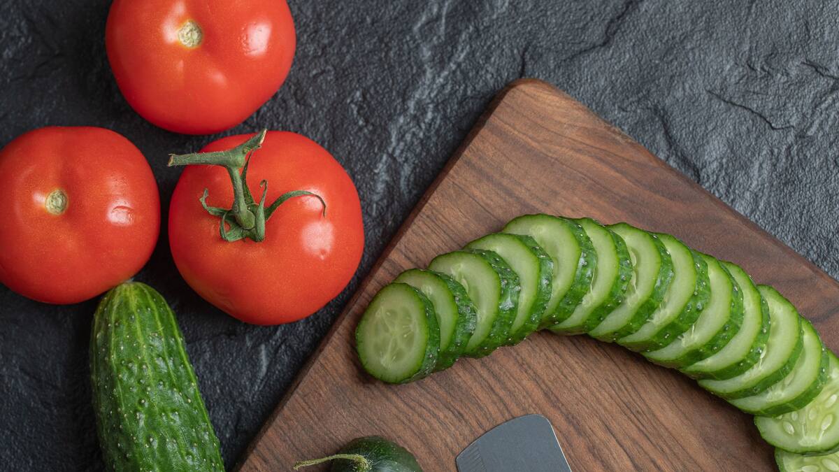 La inflación en México sube a 4.59% en marzo impulsada por el precio del tomate y pepino, que aumentaron más del 40%, afectando el presupuesto familiar y el costo de comer en fondas o taquerías