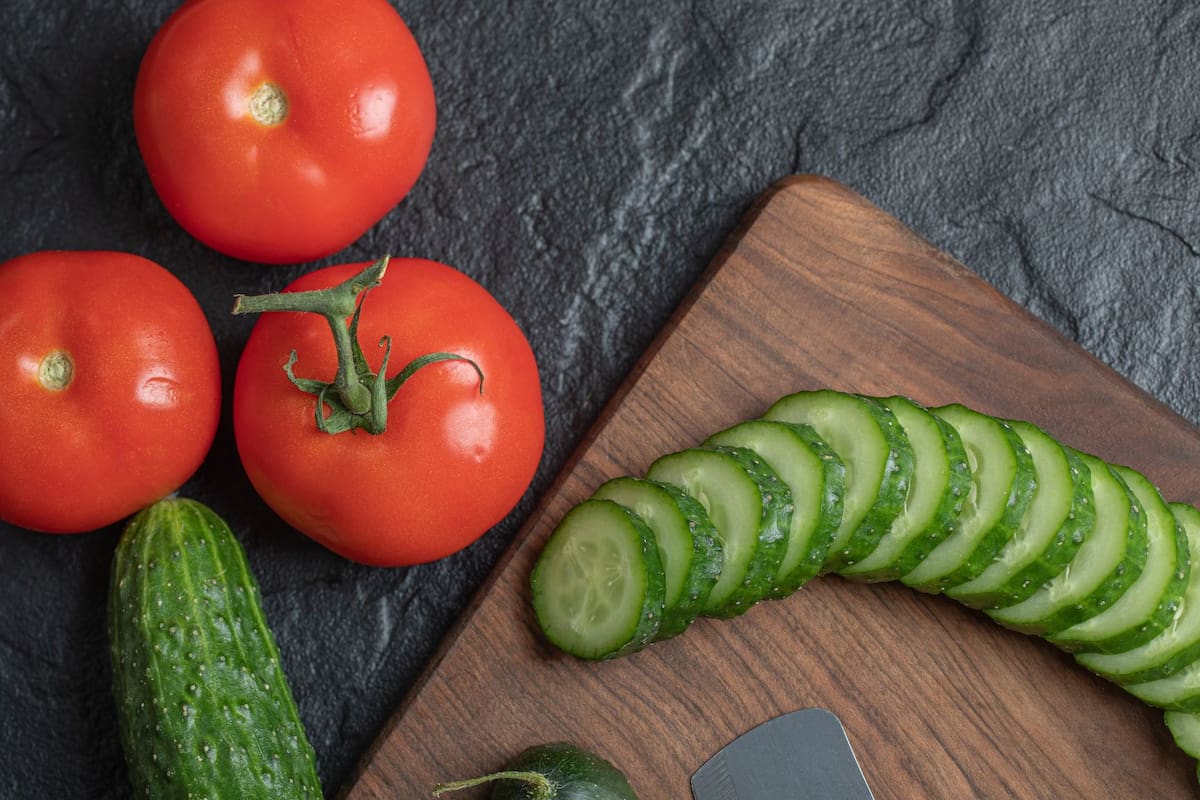 La inflación en México sube a 4.59% en marzo impulsada por el precio del tomate y pepino, que aumentaron más del 40%, afectando el presupuesto familiar y el costo de comer en fondas o taquerías