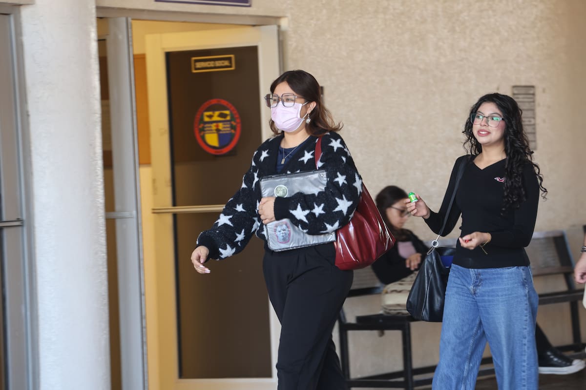 Algunos estudiantes de la Unison optaron por usar cubrebocas como medida preventiva tras detectarse un caso de tuberculosis en la Licenciatura en Derecho. FOTO: JULIÁN ORTEGA