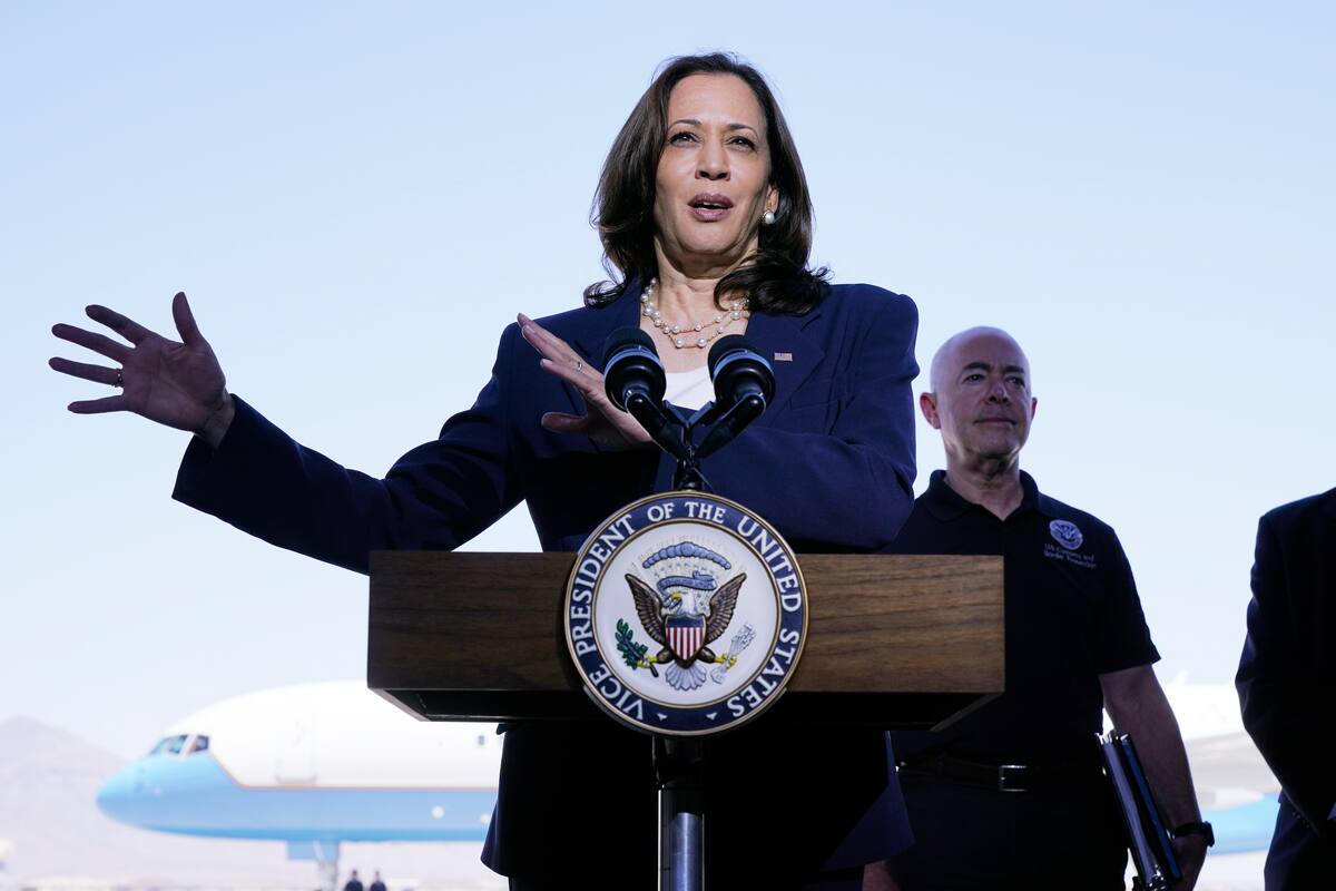 La vicepresidenta estadounidense Kamala Harris habla con la prensa el viernes 25 de junio de 2021 después de su visita al centro de procesamiento de la Oficina de Aduanas y Protección Fronteriza, en El Paso, Texas. | Crédito: AP/Jacquelyn Martin