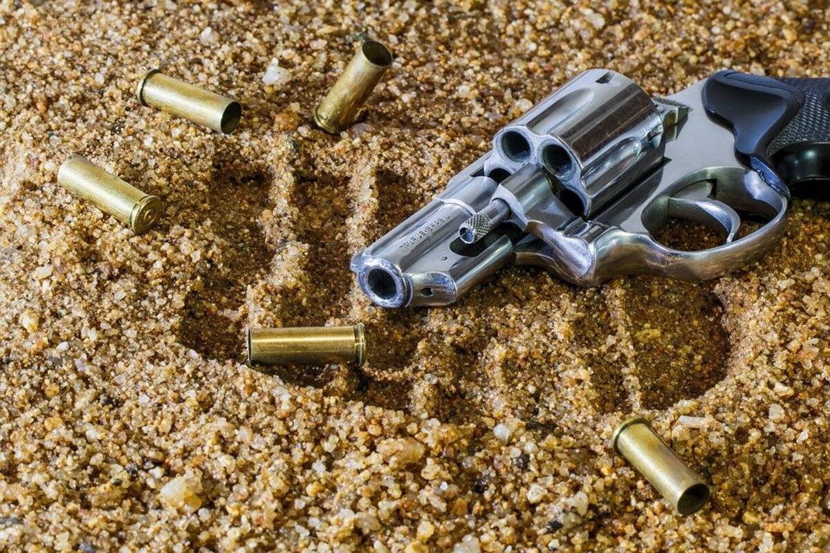 EU: Menor le dispara a su madre por accidente tras encontrar el arma de su padre
