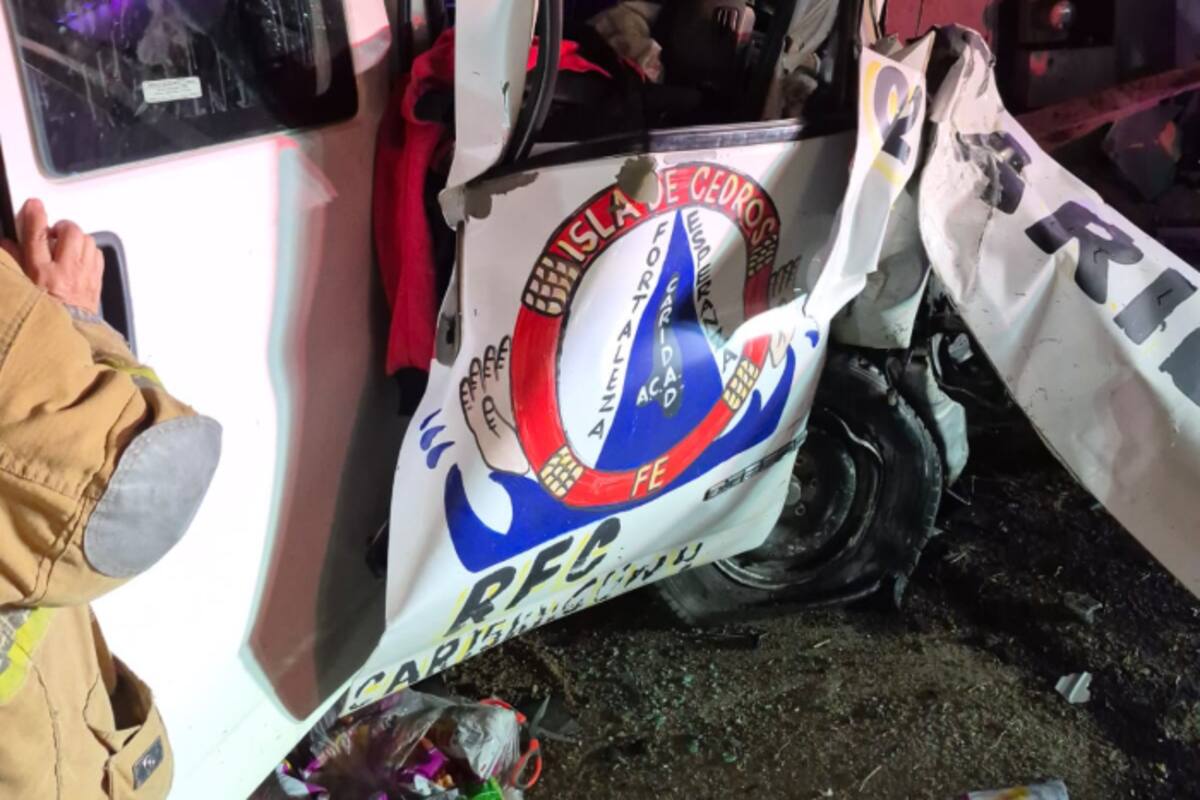 Camioneta de centro de rehabilitación choca contra hotel y deja seis lesionados