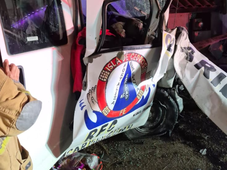 Camioneta de centro de rehabilitación choca contra hotel y deja seis lesionados