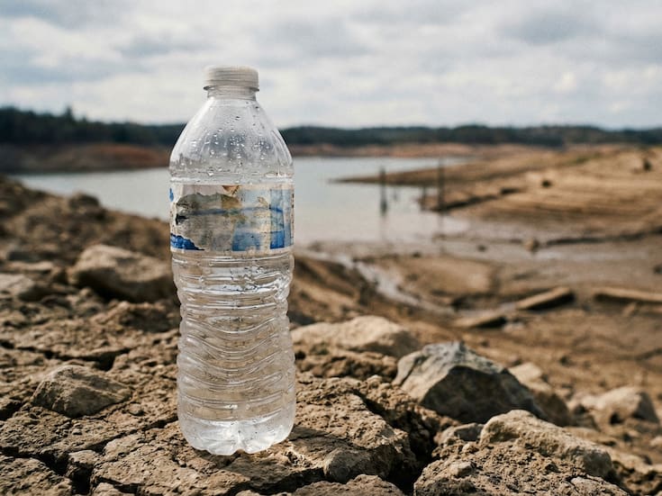 Beber agua embotellada en México puede acelerar el agotamiento de las reservas hídricas, ya que producir un litro requiere hasta 7 adicionales y hasta 150 en todo su ciclo, advierte especialista en gestión del agua