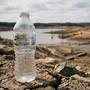 Beber agua embotellada en México puede acelerar el agotamiento de las reservas hídricas, ya que producir un litro requiere hasta 7 adicionales y hasta 150 en todo su ciclo, advierte especialista en gestión del agua