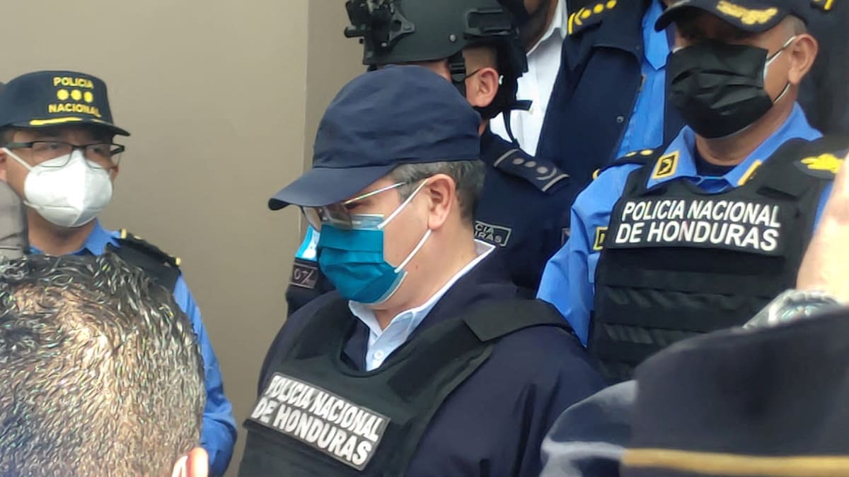 El expresidente hondureño Juan Orlando Hernández escucha a un oficial de policía después de ser detenido por miembros de la Policía Nacional de Honduras, en Tegucigalpa, Honduras 15 de febrero de 2022. Policía Nacional de Honduras/Handout via REUTERS ATENCIÓN EDITORES - ESTA IMAGEN FUE PROPORCIONADA POR UN TERCERO. NO REVENTA. NO ARCHIVOS