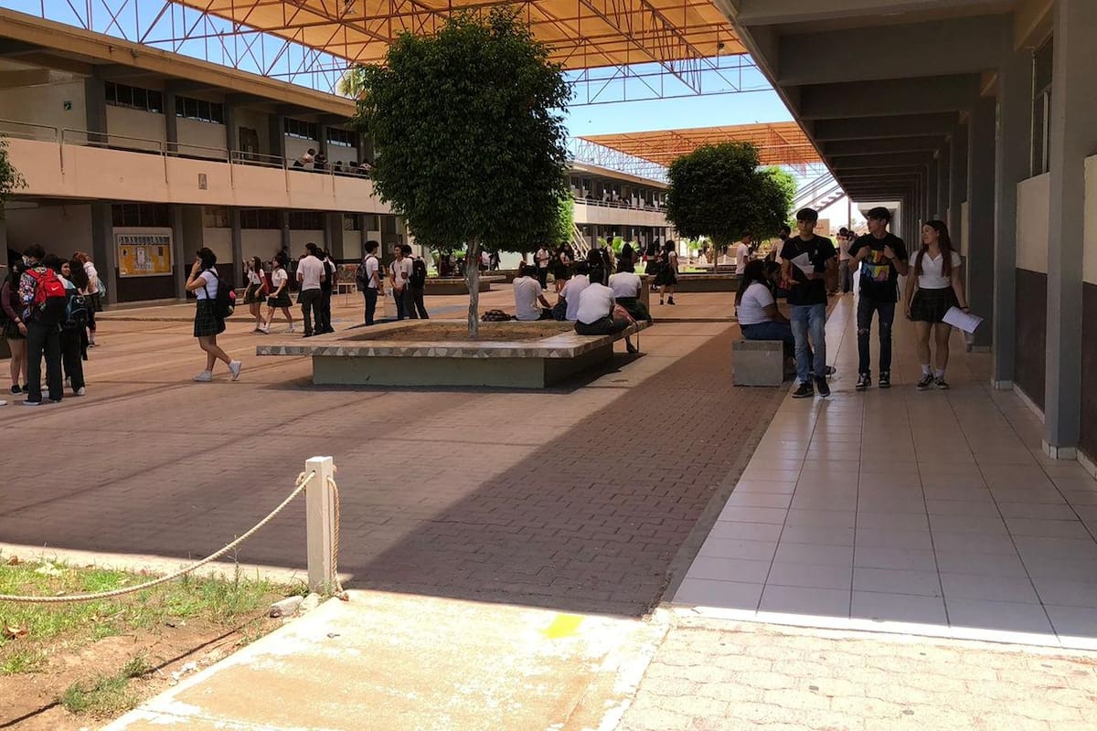Alumnos de Cobach Vasconcelos toman clases sin aire acondicionado